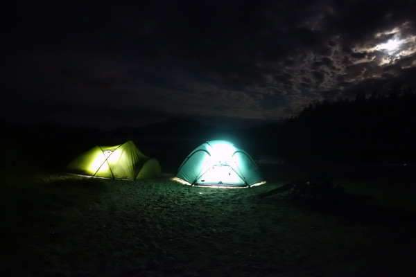 Zelte bei Nacht